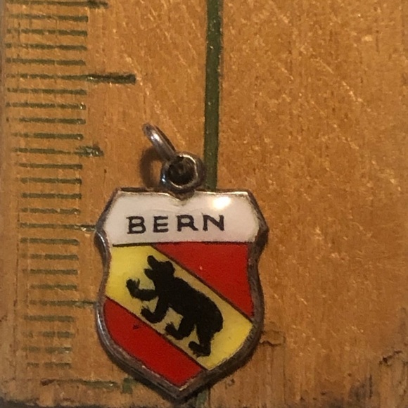 𝅺vtg 800 Silver & Enamel Bern Bear Travel Sheild Souvenir Charm Bracelet Charm - Picture 3 of 3